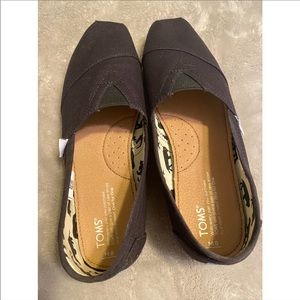 WMN SZ 9.5, MEN SZ 8 BLACK TOMS BRAND NEW WITH BOX